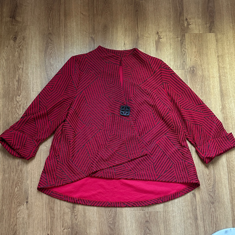 IC By Connie K‎ Women's Red Geometric Assymetric Crinkle Wrap Top